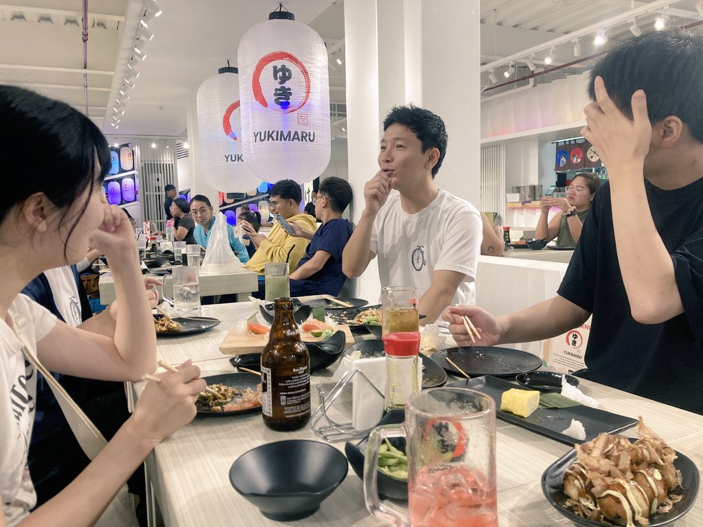 バッチメイトと食事するTさん