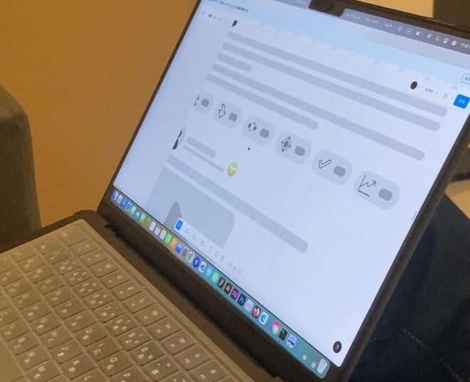ノートパソコンに映るFigmaのデザイン