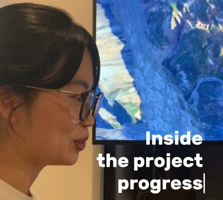 テレビの前にメガネをかけ他女性、タイトル