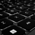 稼ぐならどっち？市場が求める「バックエンド vs フロントエンド」の最新トレンド