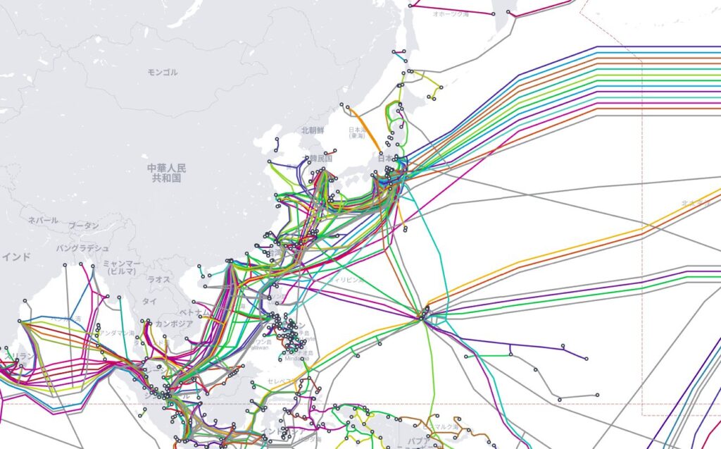 世界地図に描かれた海底ケーブルネットワーク。太平洋、大西洋、インド洋を横断する主要ルートが色分けされて表示されている。GoogleとMetaが投資したケーブルは太い線で強調され、各ケーブルの名前と建設年が記載されている。